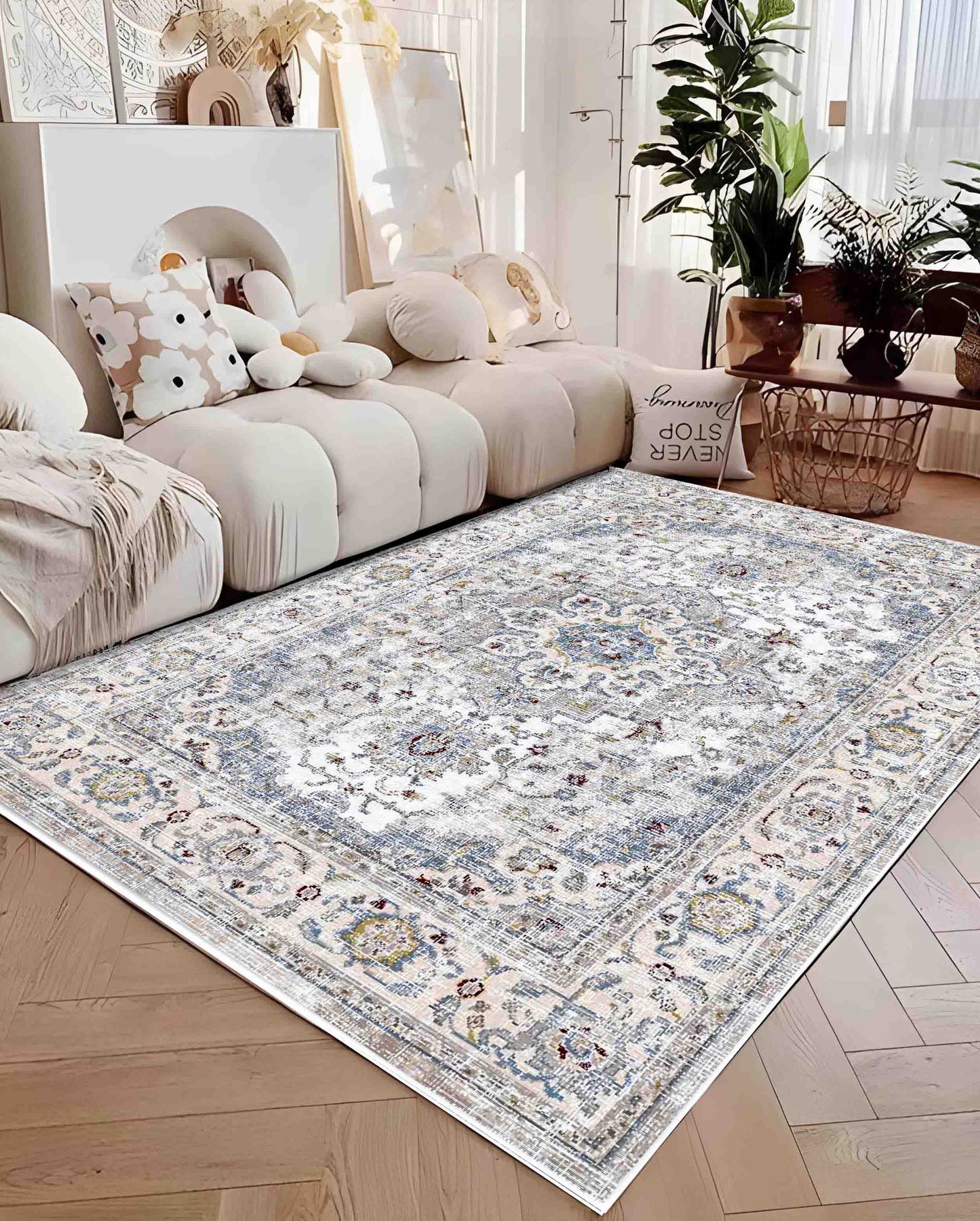 Weicher und glänzender Teppich Sama in Vintage-Beige mit Blumenmuster