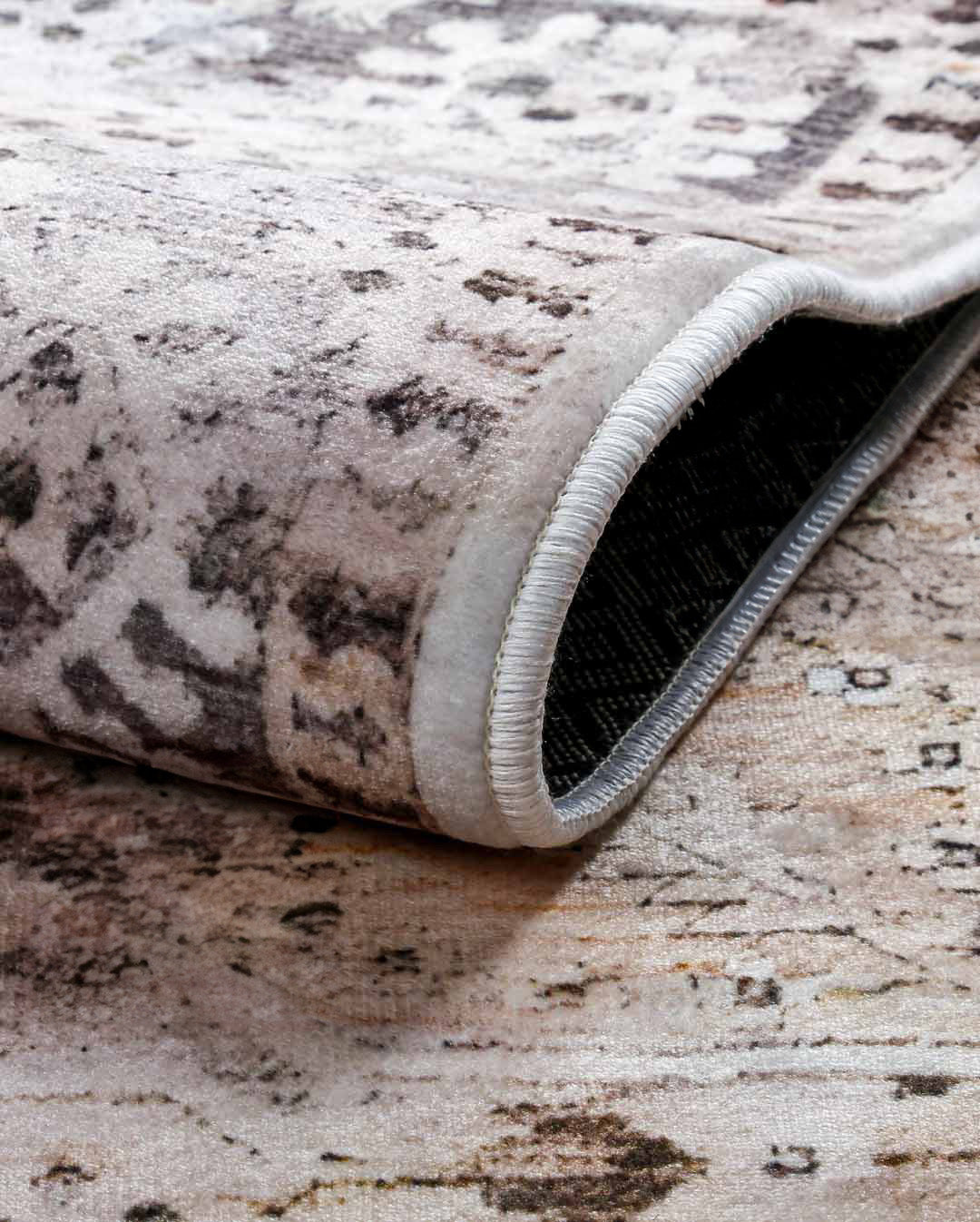 Weicher und glänzender Teppich Logy Vintage in Beige und Braun