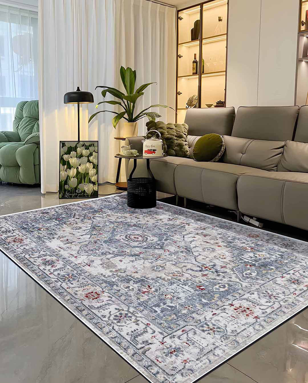 Neuer, weicher und glänzender Vintage-Teppich in Beige von Walaa