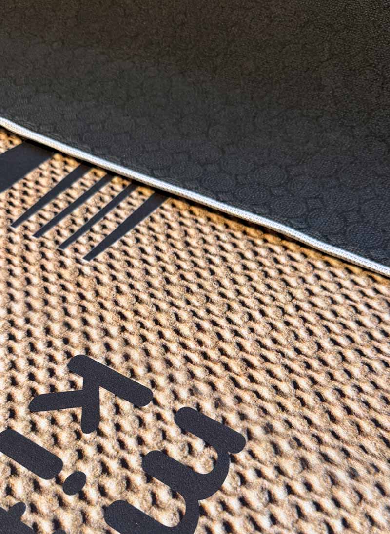 Yara schlichter, moderner, weicher und glänzender Teppich in Beige