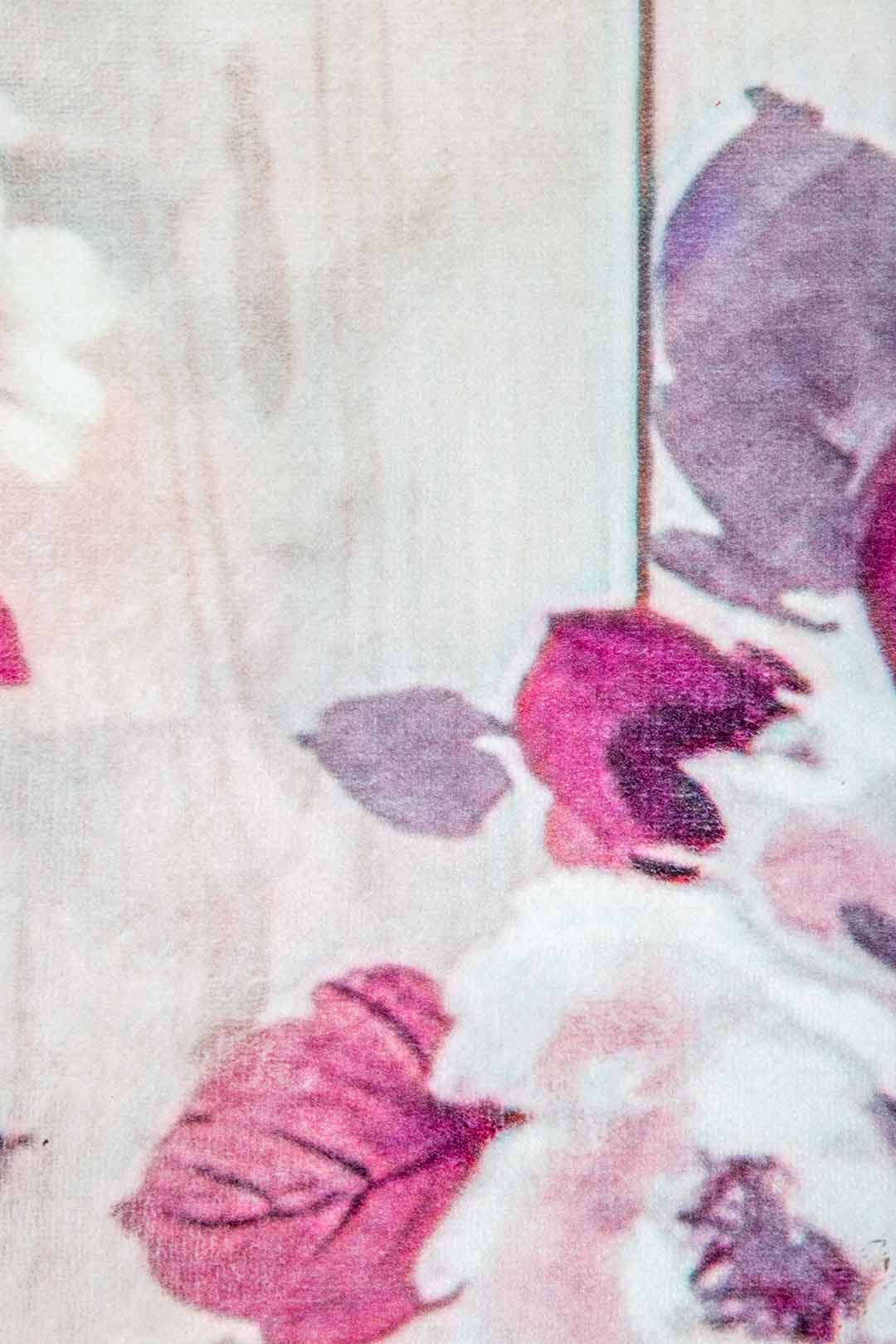 Teppich mit Blumen und Holzoptik – Romantischer Designerteppich in Beige Rosa